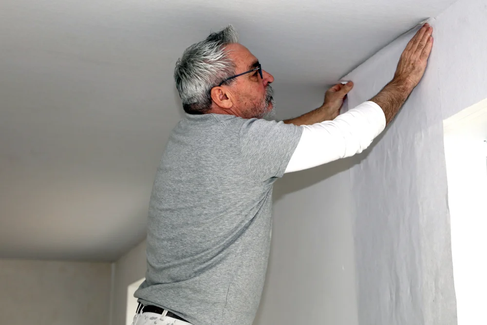 Vliesbehang vs stucen bij nieuwbouwwoningen in Alkmaar. Wat is beter? Deze uitleg zal je helpen om een keuze te maken.